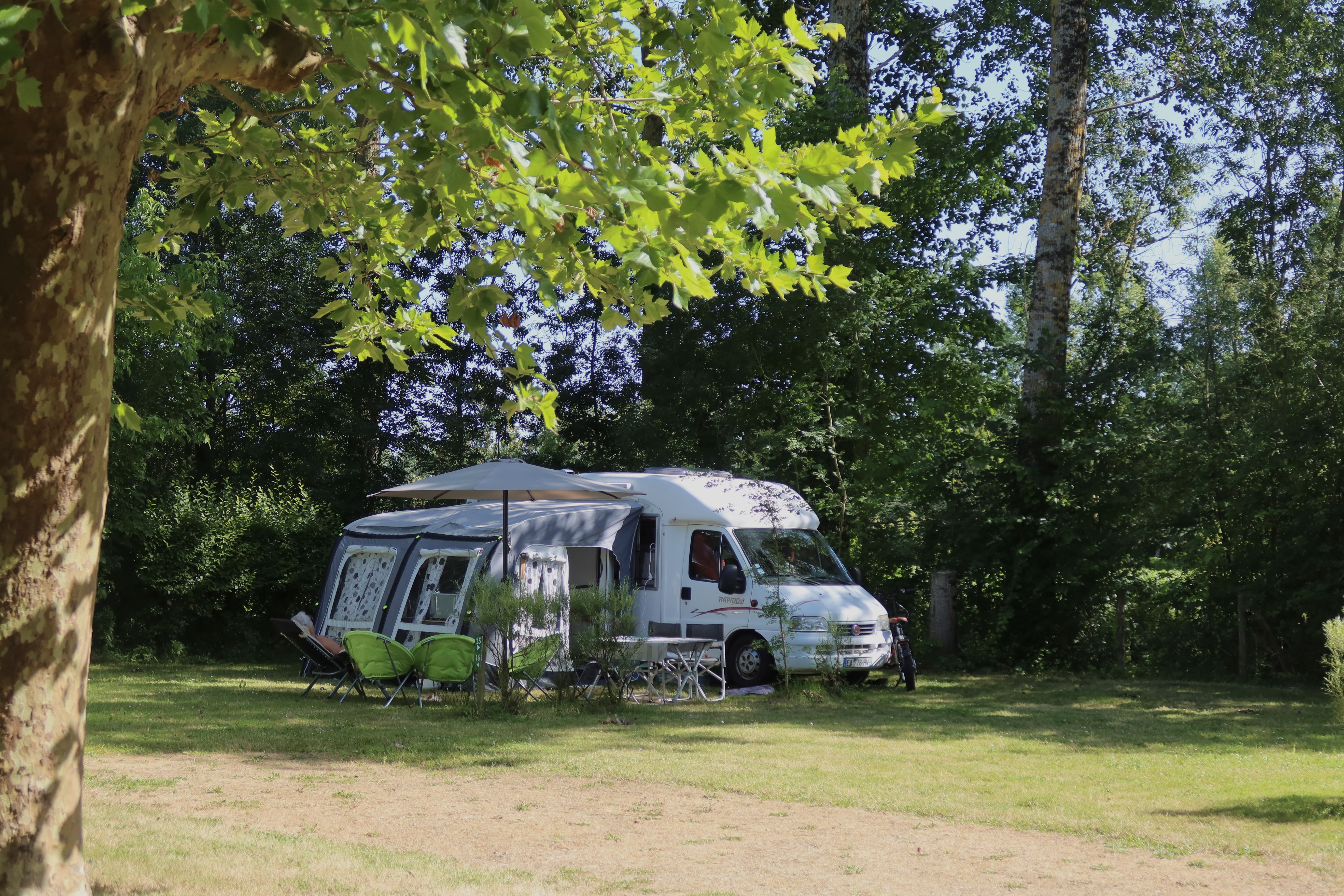 camping car emplacement mi ombragé